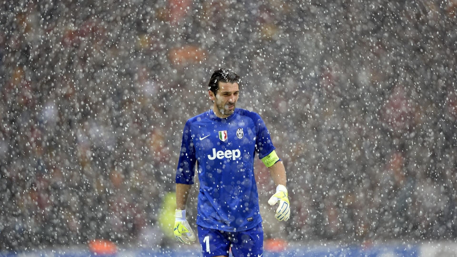 当碾压遭遇刷新，足球场上的两种叙事